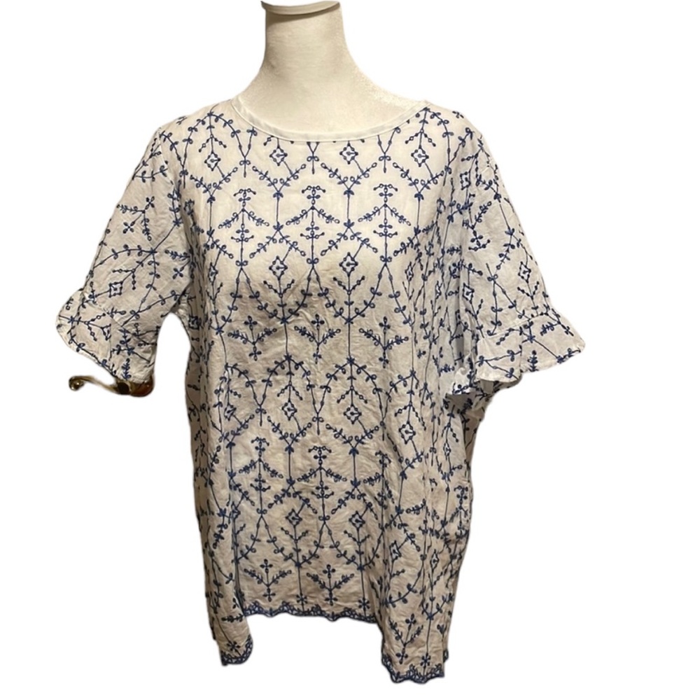 Kindred white and blue embroidered short sleeve top. EUC. Size L